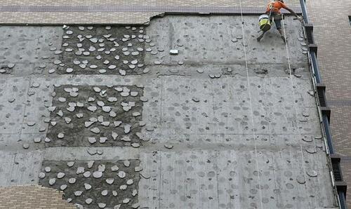 建筑外墻保溫裝飾一體板經(jīng)常使用油漆來(lái)增加美感